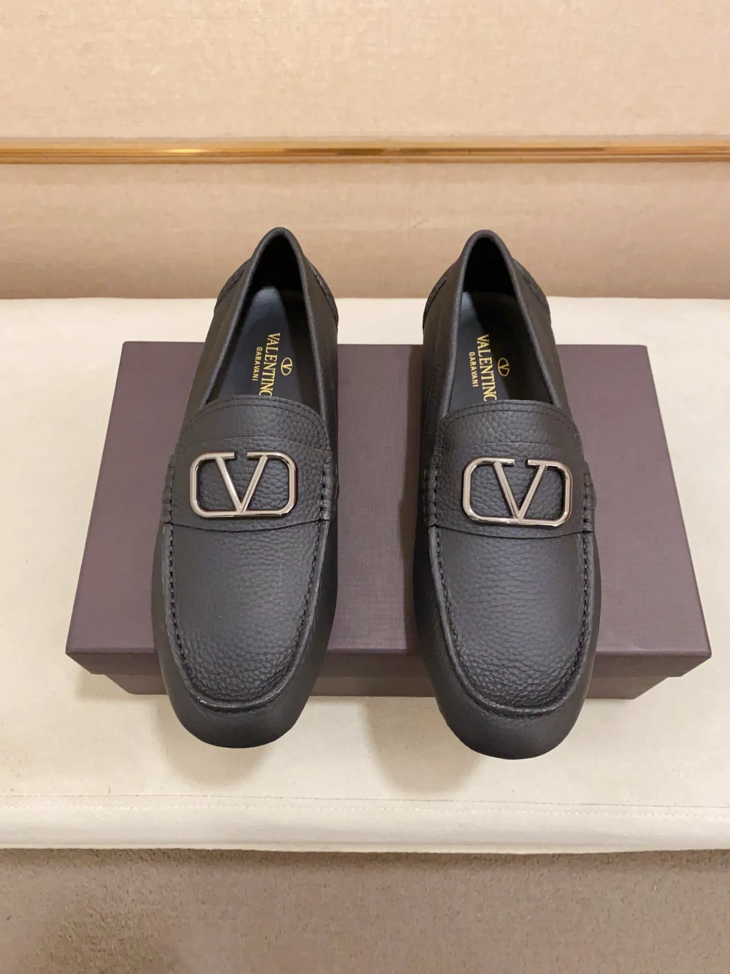 Men's shoes💰: 680💰VALENTINO, made of imported cowhide with imported water-dyed cowhide lining, iconic hardware and iconic wear-resistant outsole. 38-44. 45 VALENTINO packaging can be customized to enjoy the brand’s iconic product packaging